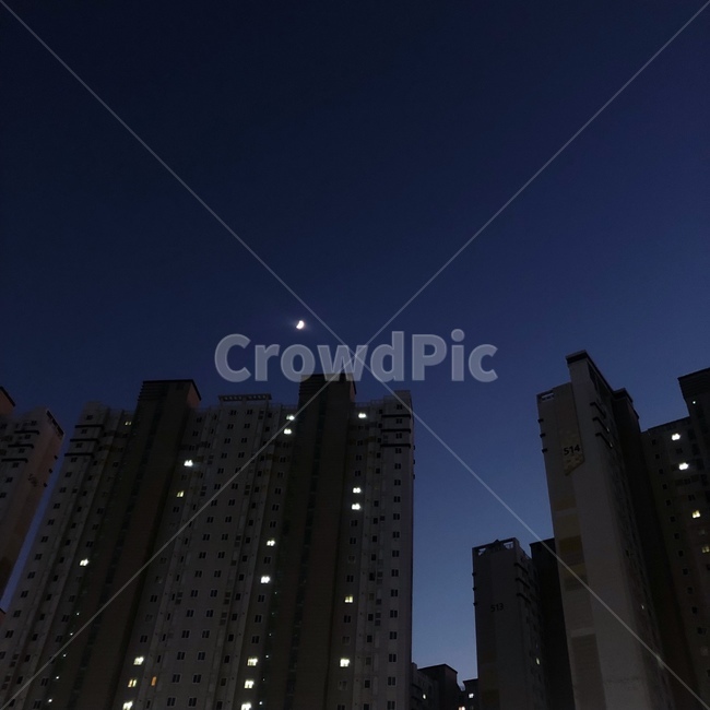 밤,밤풍경,풍경,도시,도시풍경,야경,달,건물,야경,밤,풍경,nightscape,night,landscape,도시,city,building,office building,사무실 건물