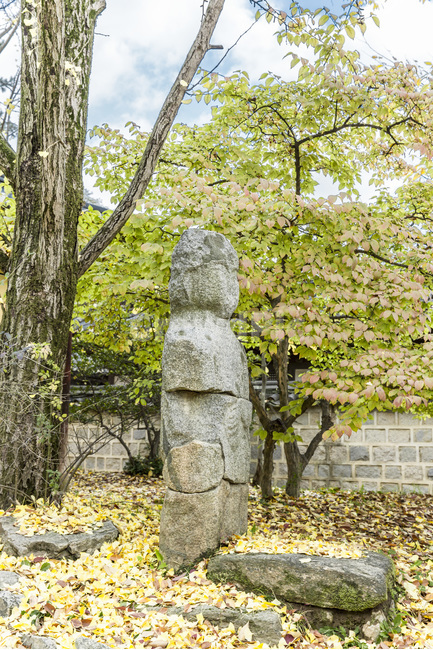 가을,장승,낙엽,단풍,감성,가을,계절,fall,autumn,season,한국전통,한국문화,korean traditional,korean culture,조각상,동상,석상,조형물,statue,bronze statue,stone statue,tree,나무,plant,식물,tree trunk,나무 줄기