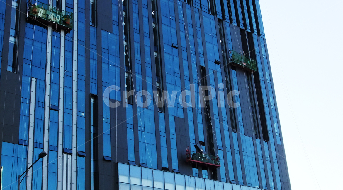 곤도라,건물,외벽,수리,보수,청소,빌딩,인부,유리,고층,하늘,officebuilding,사무실건물,building,gondola,cargondola,산업,industry,industrial,건축물,건물외관,exterior,building,structure,architecture,construction