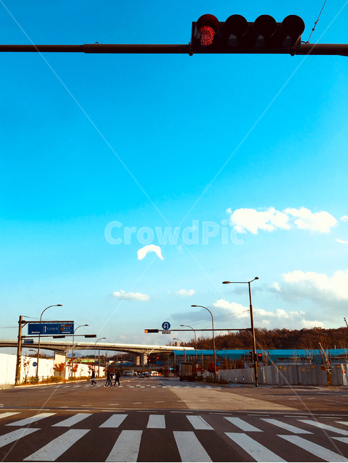 신호등,빨간등,하늘,교통,도로,road,횡단보도,멈춤,차,자동차,구름,교통신호,표지판,가로등,다리,가을,교각