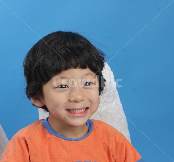 얼굴표정,남자아이,어린아이,미소,웃음,응시,관심,스마일,얼굴,사람,인물,인간,어린이,감정표현,수줍음,기분,kid,smile,human,boy,person,facial,expression,child,children,feeling,face,emotion,사람,인물,인간,human,person,얼굴표정,facial expression,face,어린이,어린아이,child,children,kid,감정표현,기분,feeling,emotion