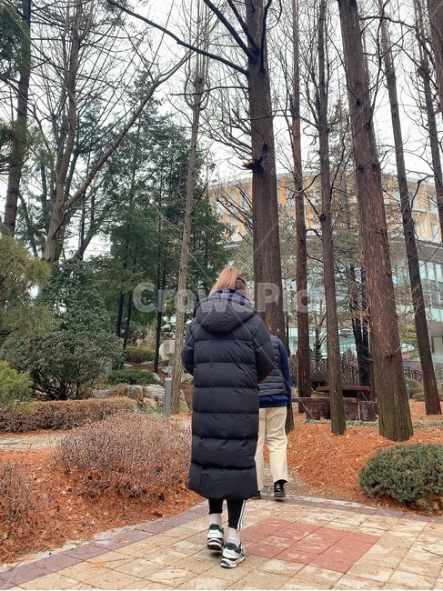 apparel,의복,clothing,의류,human,인간,person,사람,tree,코트,coat,식물,plant,나무