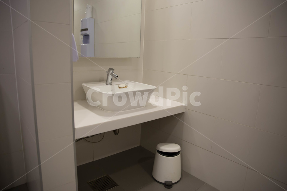 옥내,indoors,화장실,bathroom,편의시설,거울,휴지통