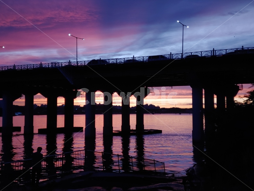 water,물,waterfront,워터프론트,pier,교각,bridge,다리,building,건물,저녁,노을,해질녘,보랏빛하늘,보라색하늘,하늘