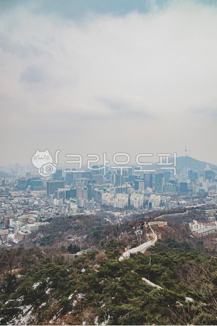 Inwangsan,Inwangsan peak,Seoul view,Seoul scenery,Seoul city scenery,cloudy day,fine dust,Seoul fine dust,Jongno-gu,Seodaemun-gu,mountain climbing,Inwangsan mountain climbing,climbing,mountain,mountaineering club,sunlight,snowy mountain,s
