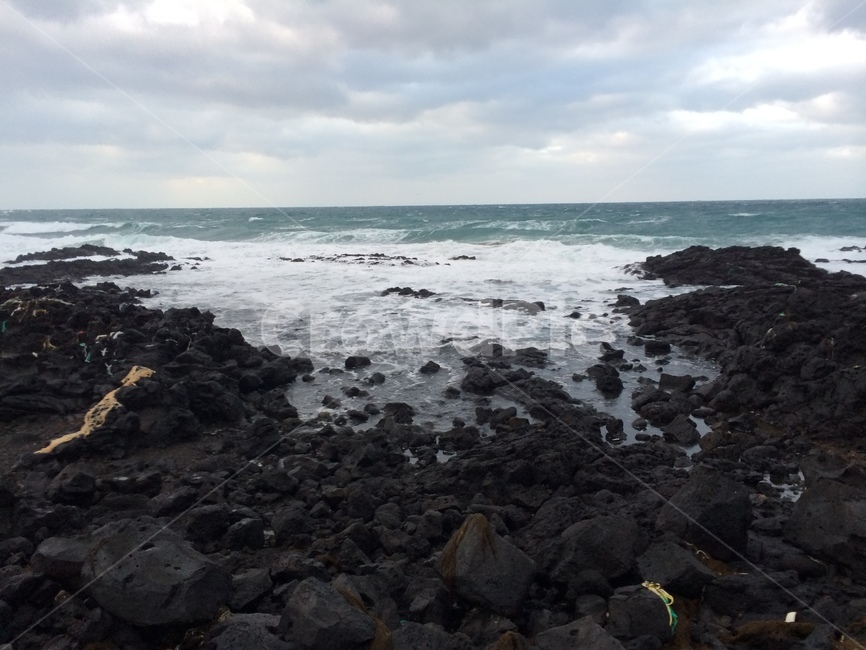 해안도로,바다,돌,제주,제주도,바람,파도,하늘,맑음,감성,자연,풍경,nature,landscape,ocean,대양,sea,outdoors,옥외,water,물,shoreline,해안선,promontory,곶