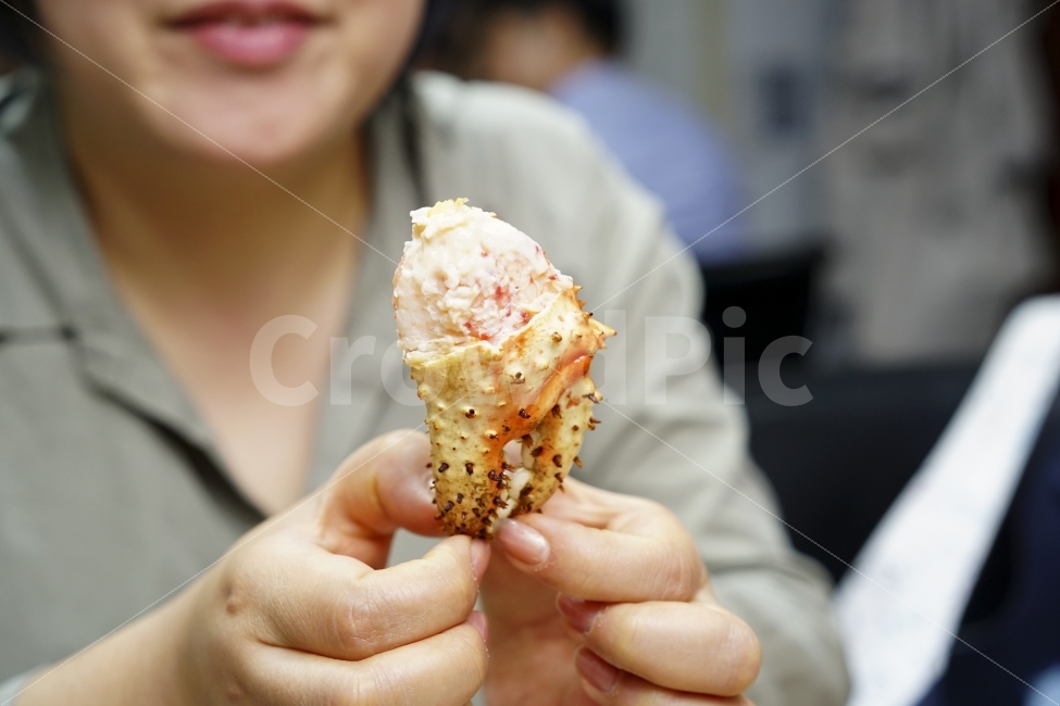 킹크랩,새우,크랩,가리비,대게,게,구이,오븐구이,버터,안주,먹거리,푸짐,저녁,환상,맛집,먹방,집게,집게발,사람,인물,인간,human,person,신체일부,몸,body,음식,식재료,요리,food,cook,meal,dishes,food reserves,수산물,해산물,fishery products,seafood