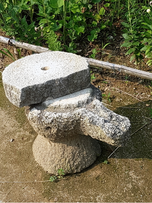 	운림산방,진도운림산방,맷돌,조형물,골동품,한국전통,한국문화,korean traditional,korean culture,조각상,동상,석상,조형물,statue,bronze statue,stone statue