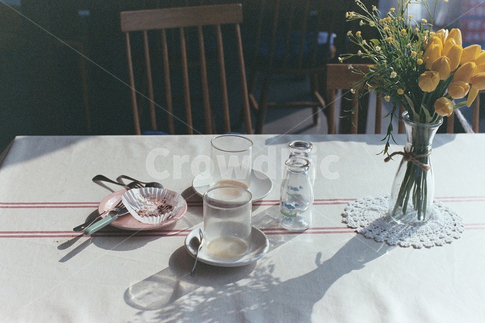 카페,도기류,커피잔,커피숍,오후,티테이블,햇살,한가,여유,coffee,cafe,light,afternoon,pottery,teatable,음료수,drink,beverage