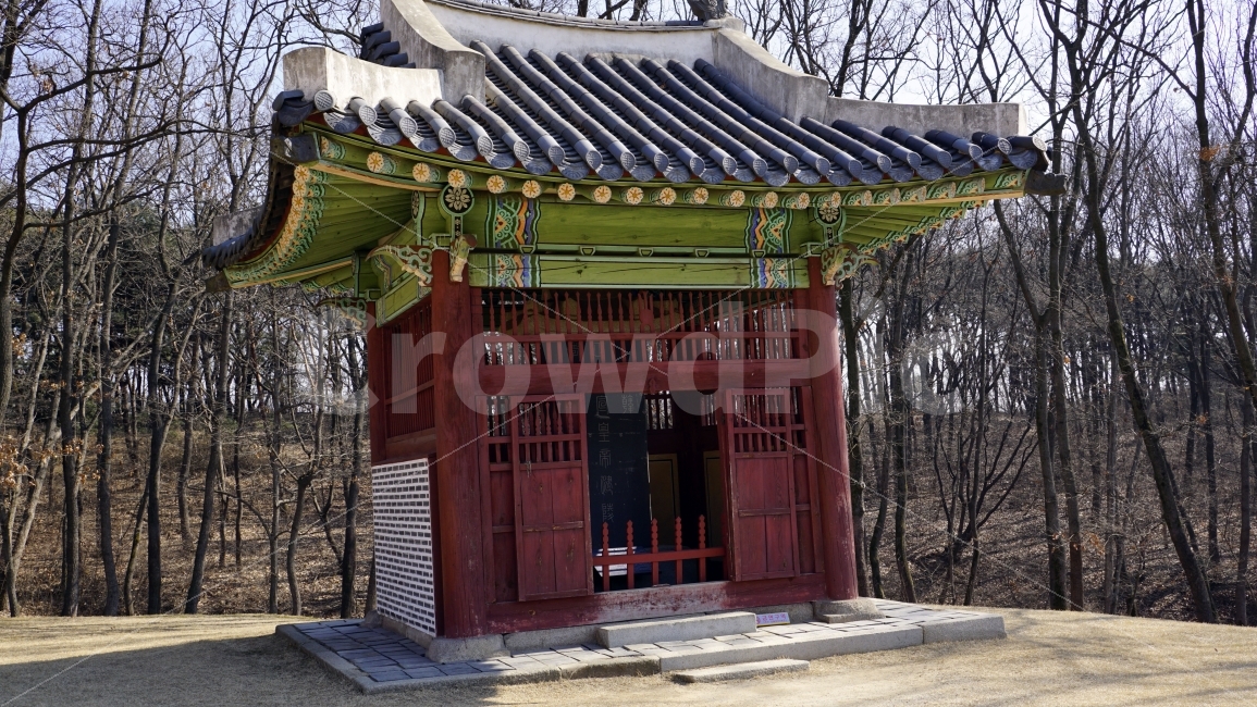 조선,조선왕조,조선시대,수원,융건릉,융릉,건릉,한옥,정자각,처마,기와,건축,건물,전통,문화유산,문화,문화재,유적지,유산,기둥,건릉비문,한국,유적,유네스코세계문화유산,한국적인,한국문화,한국역사,히스토리,history,culture조선시대,과거,옛날,korea,snap,snpshot,스냅,스냅사진,스넵,스넵사진,감성,감성사진,힐링,힐링사진,경치,풍경,landscape,자연,nature,정조,정조대왕,용마루,추녀마루,내림마루,한국전통,한국문화,korean traditional,korean culture