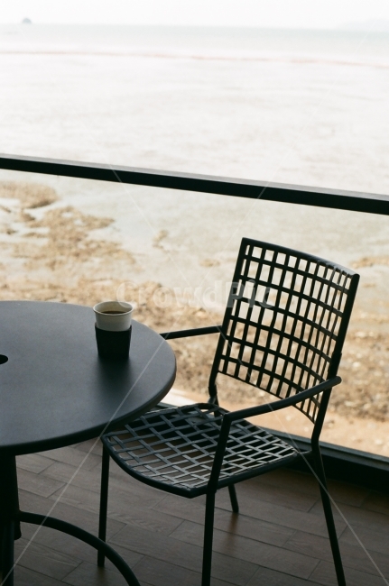 카페,창가,바닷가,의자,테라스,커피,외로움,혼자,생각,회상,필름,커피,카페,coffee,cafe,인테리어,실내디자인,interior design,사물,물건,오브젝트,thing,object,matter