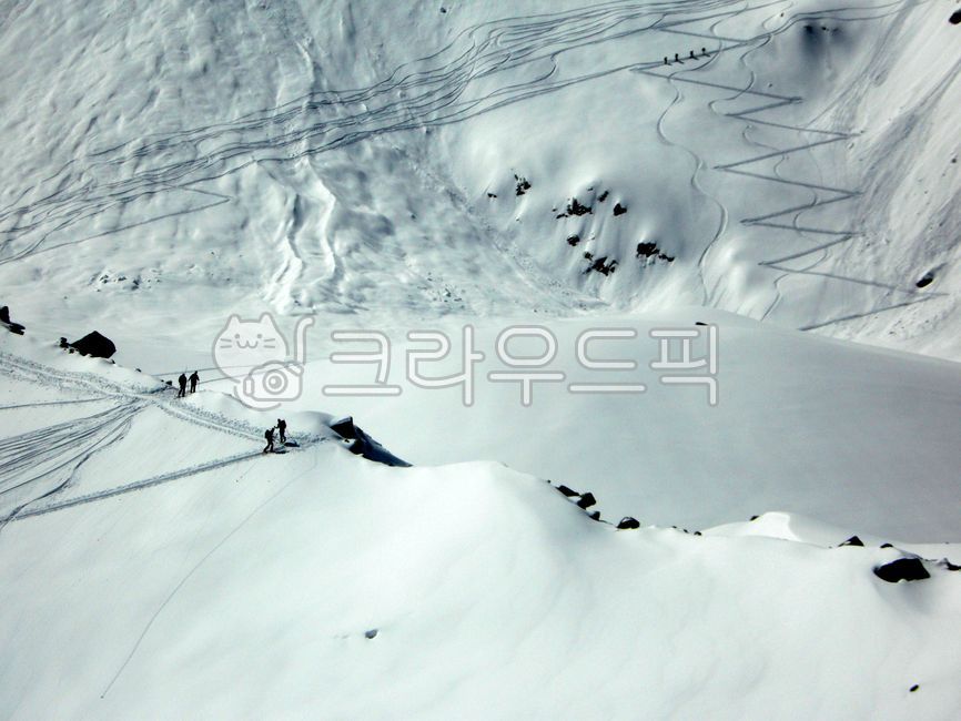 mountainrange,snow scene,naturallandscape,world scenery,winter,chamonix,summit,Chamonix,foreign country,overseas,foreign,Mont Blanc,mountain,overseas scenery,mountainouslandforms,montblanc,france,France,worldlandscape,hiker,mountainous terrain,winterlands