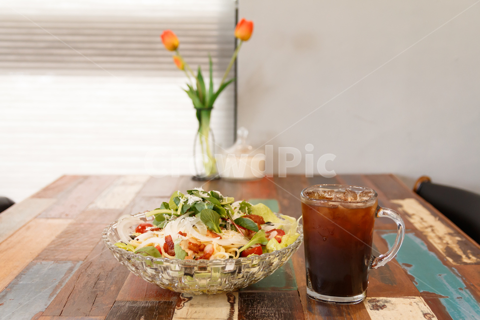 샐러드,브런치,음식,식사,식당,야채,요리,건강한,채소,토마토,치즈,플레이팅,점심,신선한,채식,방,탁자,나무,목재,데코,장식,나무테이블,탁상,테이블,레트로,빈티지,인테리어,카페,카페인테리어,레스토랑,레스토랑인테리어,실내,내부,밝은,감성,배경,식탁,모던,조화,꽃,꽃병,튤립,커피,아메리카노,음식,식재료,요리,food,cook,meal,dishes,food reserves