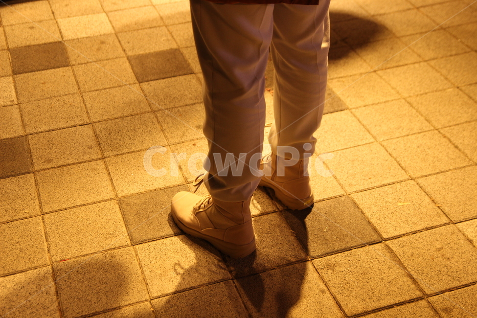 서있는사람,하반신,사람,person,flooring,human,인간,의복,의류,floor,바닥,apparel