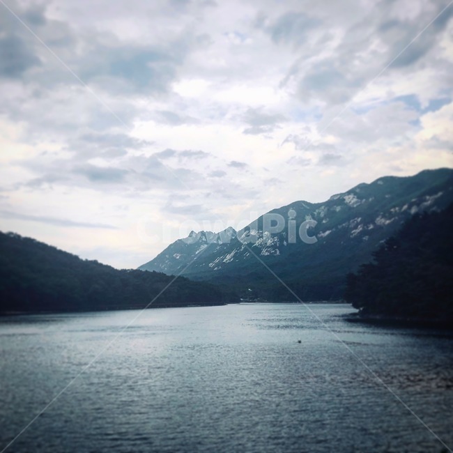 강,호수,산,구름,음산한