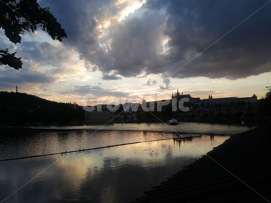 프라하,풍경,배경,야경,강,구름,도시,풍경,city,landscape,해외,외국,세계,foreign,oversea,world,세계도시풍경,해외도시풍경,외국도시풍경,world cityscape,outdoors,옥외,nature,자연,water,물