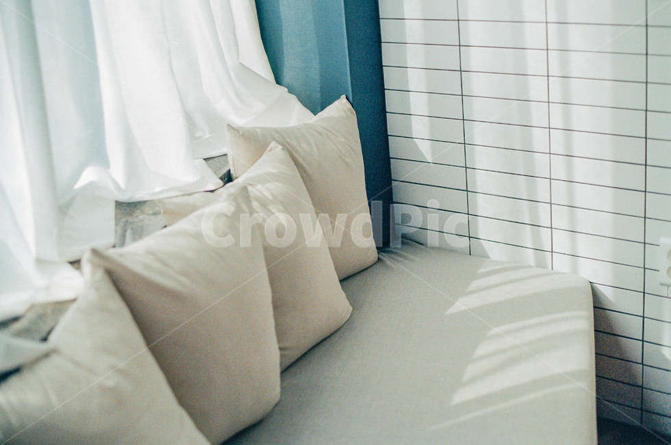쇼파,햇빛,커튼,쿠션,빛,필름사진,감성,sensible,feeling,인테리어,실내디자인,interior design