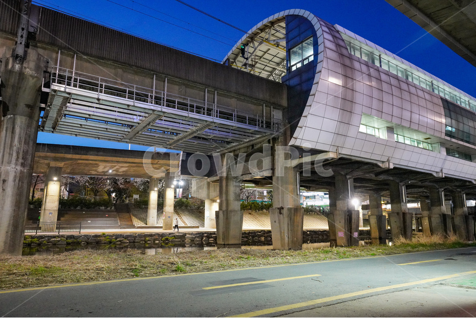 기차역,야경,공원,산책로,밤,야경,밤,풍경,nightscape,night,landscape,교통,교통수단,traffic,transportation,건축물,건물외관,exterior,building,structure,architecture,construction,road,도로,freeway,고속 도로