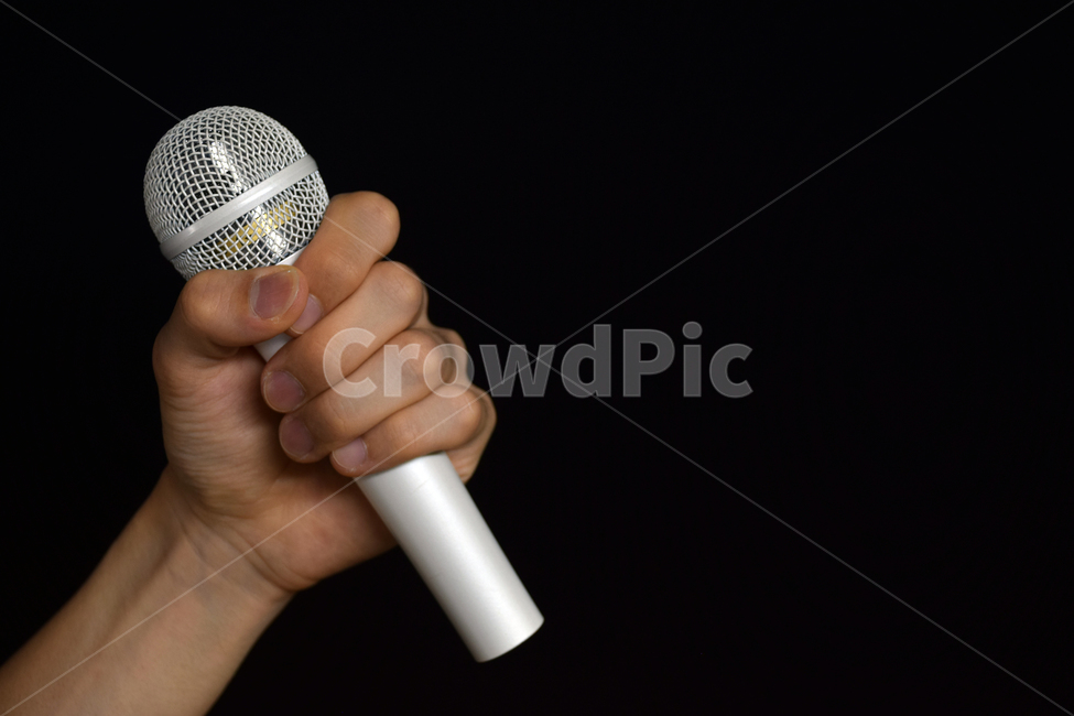 마이크,방송,엔터테인먼트,라디오,녹음,연설,인터뷰,보도,언론,매체,비즈니스,비지니스,강연,목소리,음악,소리,뮤지컬,기술,노래방,가수,사람,인물,인간,human,person,신체일부,몸,body,사물,물건,오브젝트,thing,object,matter,악기,음향기기,musical instrument,musical equipment