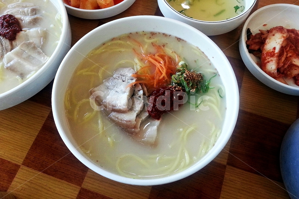 고기국수,국수,돼지고기,국물,음식,한국음식,매콤,청양고추,당근,고추장,식사,계란지단,제주도,음식,식재료,요리,food,cook,meal,dishes,food reserves