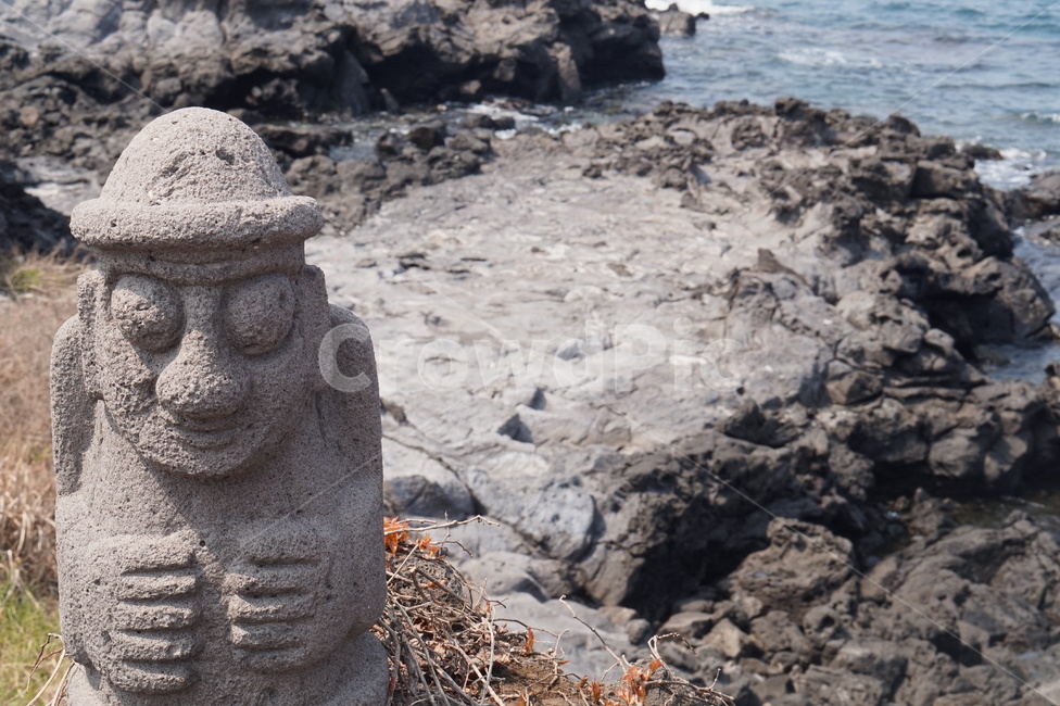 제주도,바닷가,바다,돌하르방,돌하루방,제주도,jeju,jeju island,한국전통,한국문화,korean traditional,korean culture,조각상,동상,석상,조형물,statue,bronze statue,stone statue,종교,신앙,religion,belief,faith