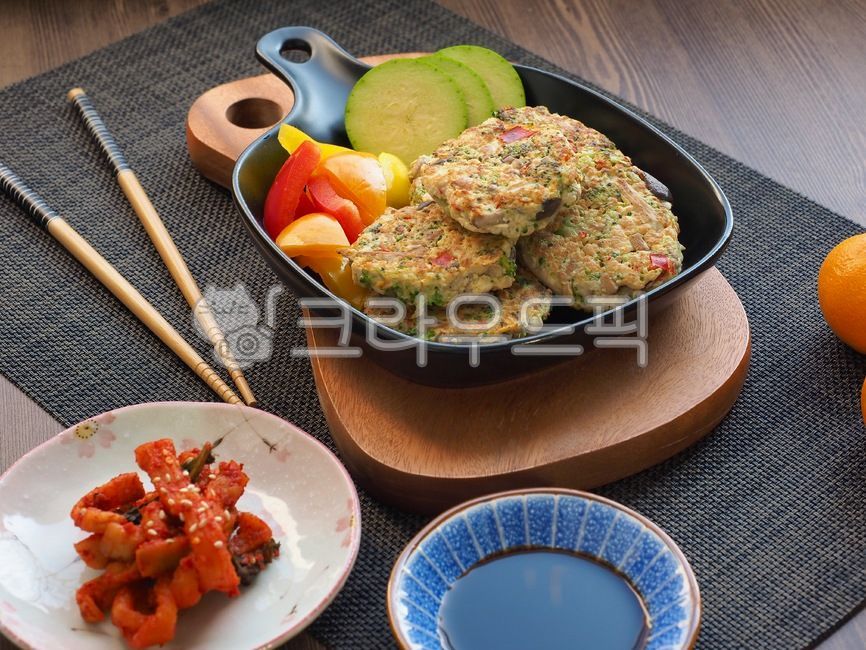 한식,동그랑땡,고기전,음식,한국음식,아시아음식,전통음식,한국전통음식,추석음식,설날음식,명절음식,요리,식사,원형,고기요리,meat,koreanfood,asianfood,traditionalfood,koreantraditionalfood,chuseokfood,food,holidayfood,sidedish,cooking,meal,circle,채소,반찬,음식,식재료,요리,food,cook,meal,dishes,food reserves,한식,한국음식,한국요리,korean food,korean dishes,korean meal,korean cook