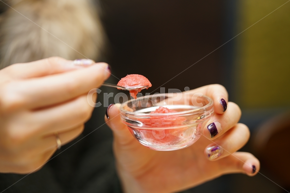 간식,후식,디저트,아이스크림,샤베트,딸기,음식,달콤,그릇,스푼,식감,얼음,빨강,레드,유리,푸드,샤벳,손,여성,메니큐어,사람,인물,인간,human,person,신체일부,몸,body,음식,식재료,요리,food,cook,meal,dishes,food reserves,디저트,간식,후식,dessert,snack