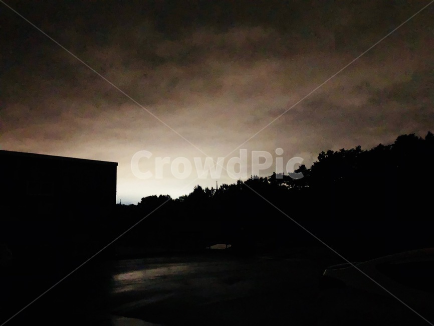 하늘,밤,어두움,빛,건물,산,나무,구름,어두움밤,저녁,자연,풍경,nature,landscape,실루엣,그림자,silhouette,shadow,outdoors,옥외