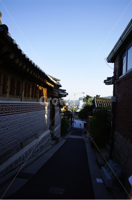 한옥,전통가옥,지붕,하늘,골목길,building,건물,architecture,건축물