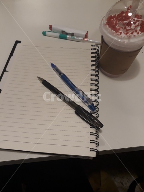 공부,노트,펜,음료,시험기간,커피,열공,테이블,책상,공책정리,비어있는,쓰다