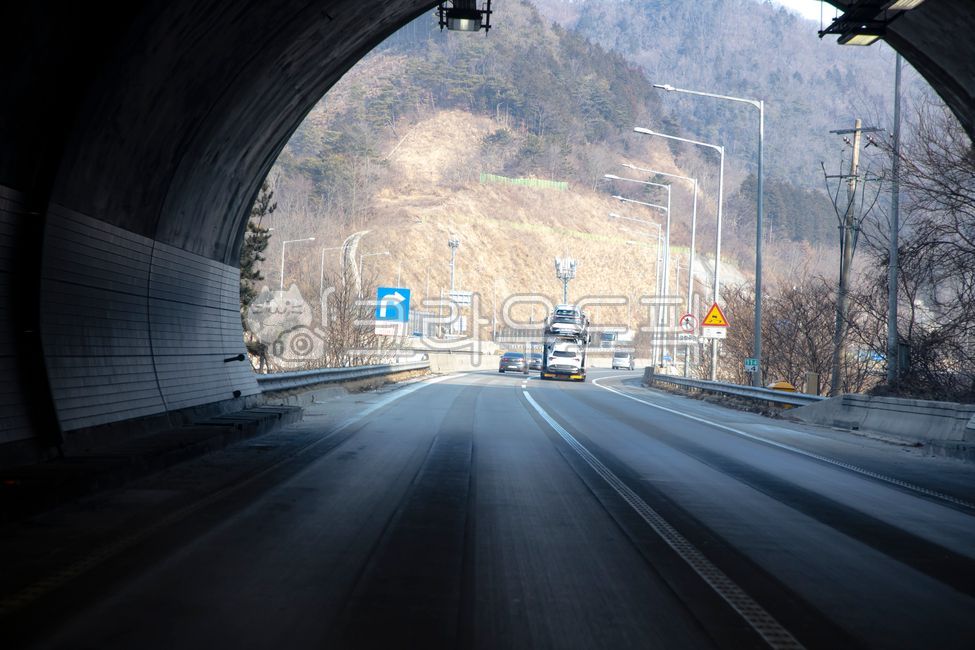 풍경,교통,터널,콘크리트,어두움,아치형,조명,안전선,2차선,승용차,출구,차선,입구,시설,방음,산업,이정표,교통표지판,나무,도로,자동차,운송,차량