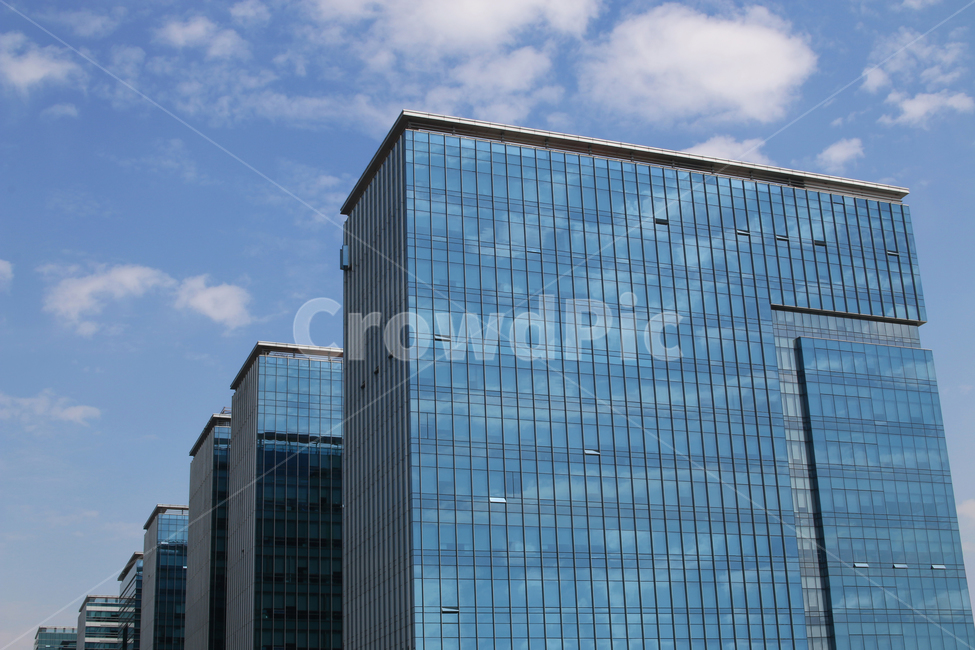 business area,modernbuilding,blue sky,Building exterior,business,officebuilding,city,high street,skyscraper,downtown,building,glass wall,sunny day,highrise,dailylife,high rise building,office building