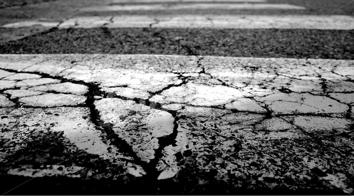 바닥,ground,pedestriancrossing,횡단보도,흑백,도로,아스팔트,타맥,tarmac,road,길