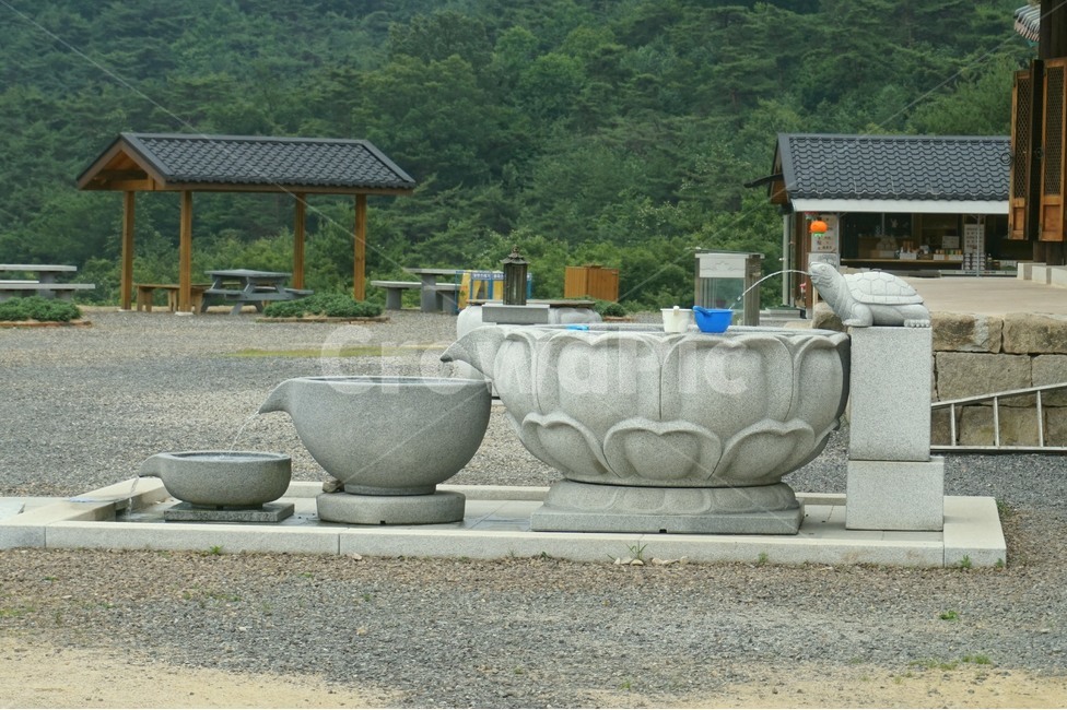 사찰,약수터,돌,기와,석상,temple,ston,tile,조각상,동상,석상,조형물,statue,bronze statue,stone statue
