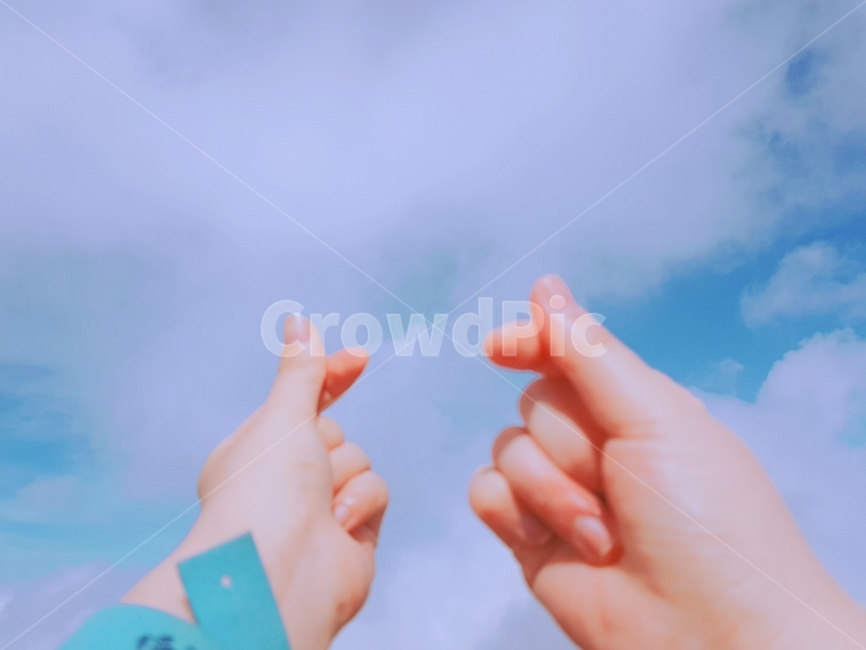 하늘,손,하트,하트손,구름,사람,인물,인간,human,person,신체일부,몸,body,손,제스처,표시,손짓,표현,gesture,hand,sign,expression,감정표현,기분,feeling,emotion,감성,sensible
