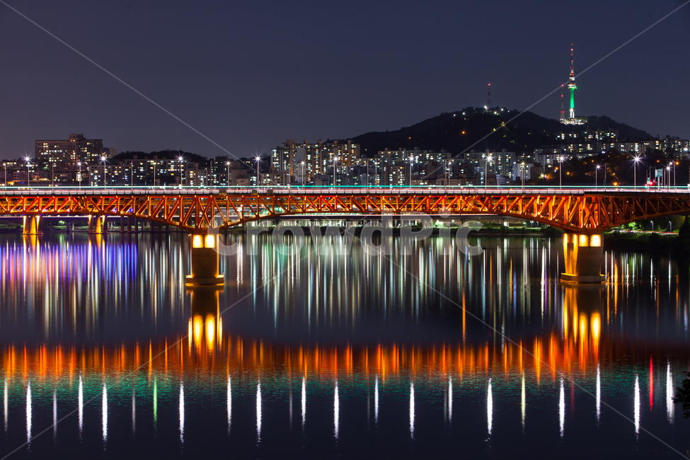 night view,concrete,Han Riverside,Hangang Park,Namsan,passage,city,Seongsu Bridge,building,Han River,Hangang Bridge,stream,road,Namsan Tower,Seoul Tower,connection,darkness,lights,park,architecture,Han River Bridge,Background,reflection,night,magic hour,r