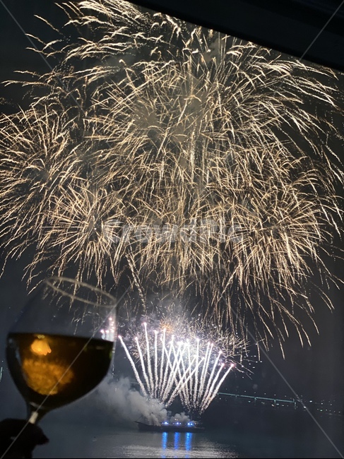 축제,와인잔,와인,불꽃,불꽃놀이,파티,야경,축하,폭죽,바다야경,야경,밤,풍경,nightscape,night,landscape,기념일,축하,anniversary,congratulation,celebrate,celebration,술,주류,alcohol
