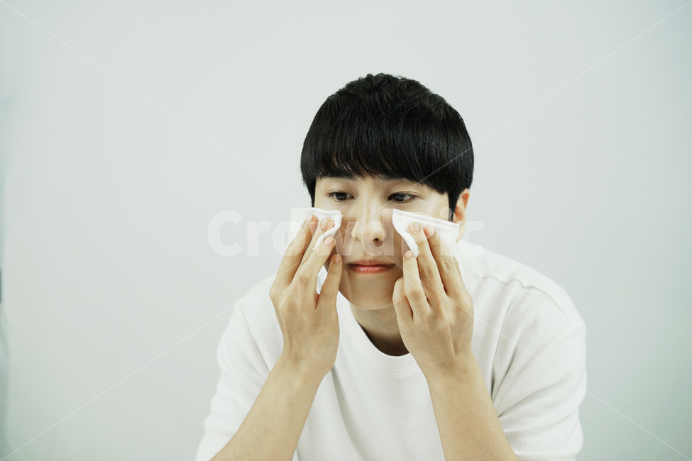 남자,뷰티,스킨케어,피부관리,화장품,로션,beauty,skincare,cosmetic,남성,lotion,그루밍족,사람,인물,인간,human,person,남성,남자,man,male,뷰티,미용,beauty treatment
