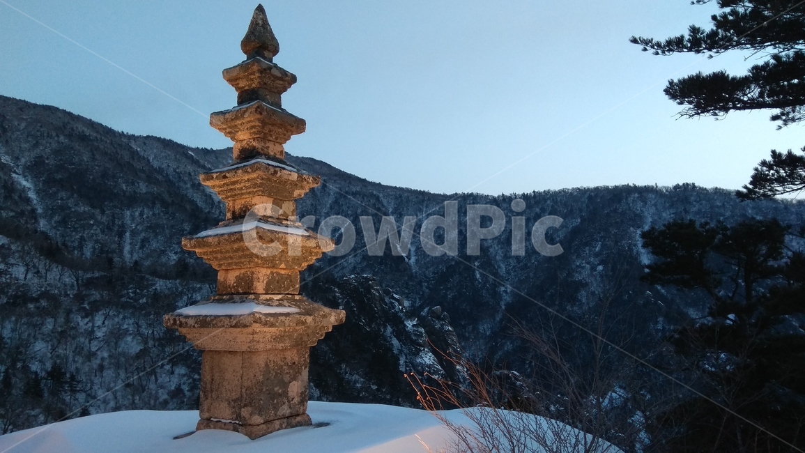 겨울,산,설악산,봉정암,탑,사리탑,눈,산행,겨울,계절,winter,season,조각상,동상,석상,조형물,statue,bronze statue,stone statue,종교,신앙,religion,belief,faith