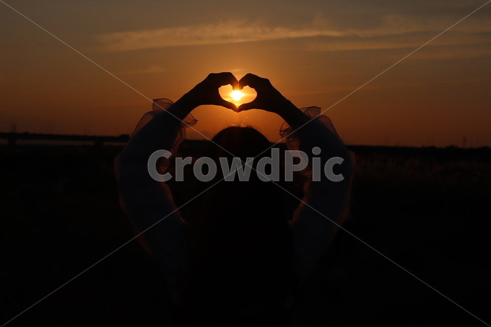 노을,감성,하트,하늘,sunset,뒷모습,대저,사람,인물,인간,human,person,여성,여자,woman,female,lady,감정표현,기분,feeling,emotion,인물실루엣,사람실루엣,character silhouette,human silhouette,flare,플레어,light,빛
