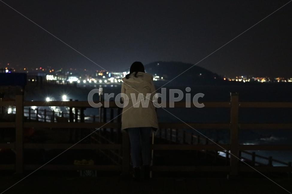 제주도,야경,밤바다,해안도로,인물,연출사진,모델,뒷모습,야경,밤,풍경,nightscape,night,landscape,사람,인물,인간,human,person,여성,여자,woman,female,lady,coat,코트,handrail,난간,banister