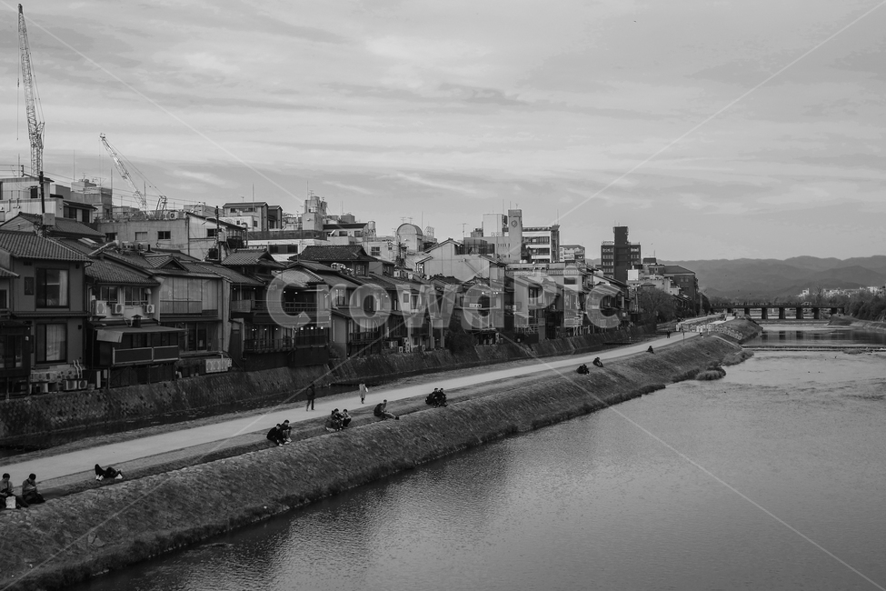 일본,교토,시죠도리,건물,강,일상,도시,풍경,city,landscape,해외,외국,세계,foreign,oversea,world,세계도시풍경,해외도시풍경,외국도시풍경,world cityscape,사람들,대중,군중,other people,crowd,흑백,모노톤,monochrome,black and white,water,물,outdoors,옥외