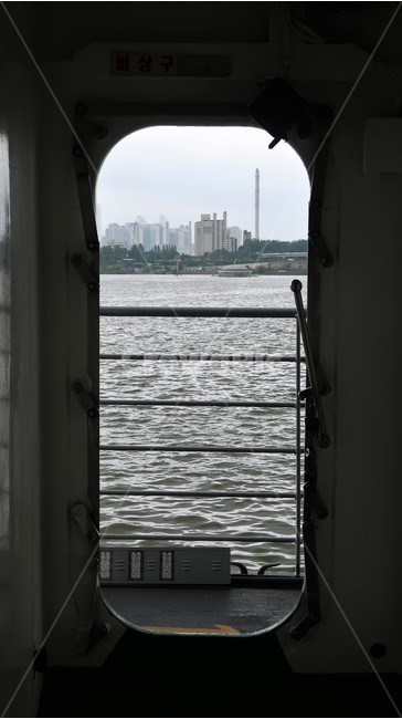 서울함,군함,해군,실내,군사,도시,풍경,city,landscape,railing,난간,window,창문,handrail,banister