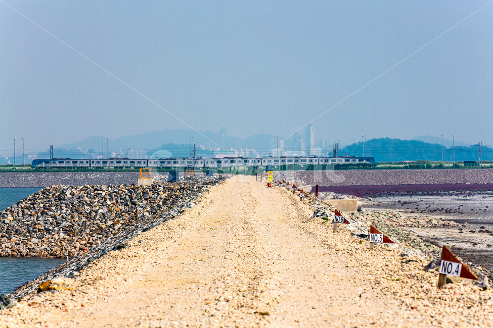 영종도,갯벌,썰물,바닷가,환경,문양,무늬,개발,방파제,자연,풍경,nature,landscape,한국자연풍경,한국자연경관,korea nature landscape,교통,교통수단,traffic,transportation,dirt road,흙길,gravel,자갈,road,도로