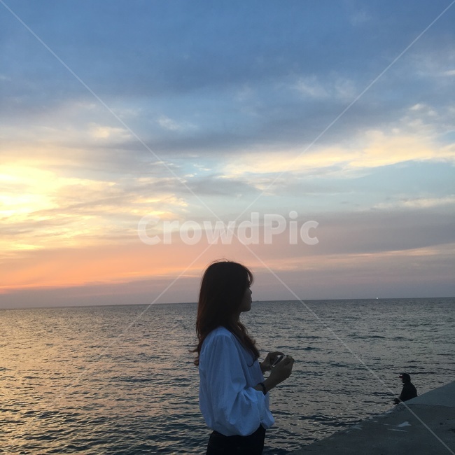nature,자연,person,사람,human,인간,outdoors,옥외,노을,석양,해질녘,바다,일몰,여자,woman,이쁜,beautiful,제주도,분홍빛,주황빛,하늘,구름,여성,여자,woman,female,lady
