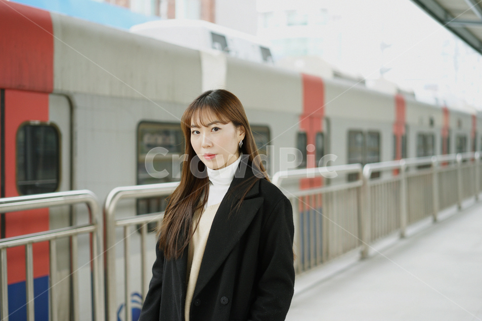 여자,여성,지하철,대중교통,전철,기다림,열차,기차,교통,지하철역,사람,인물,인간,human,person,여성,여자,woman,female,lady,감성,sensible,feeling,교통,교통수단,traffic,transportation