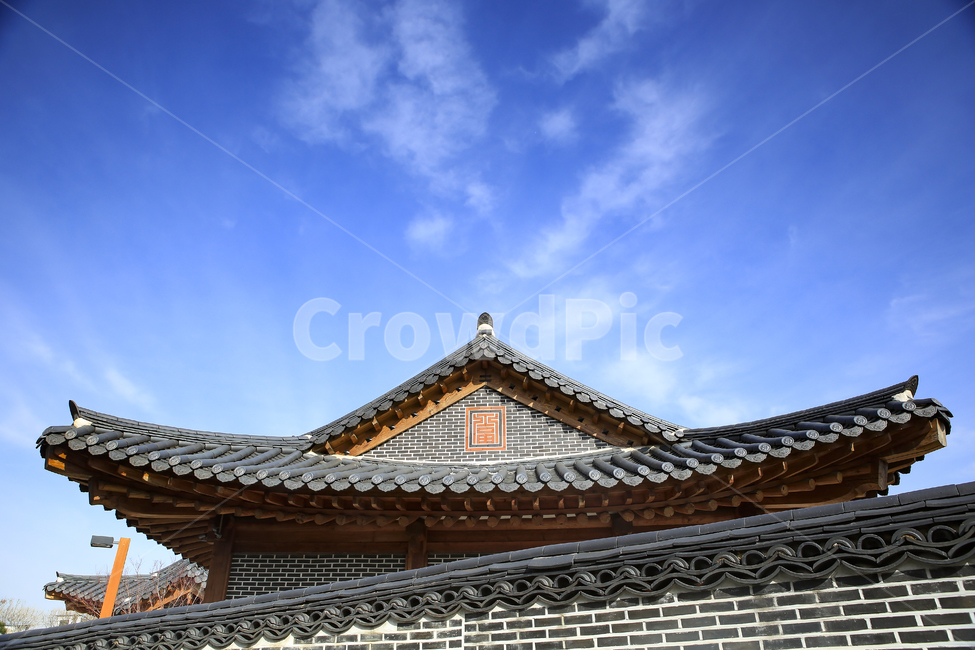 한옥,한국전통,무늬,한국,건축물,한국건축,전통,동양,아시아,한국문화,문화체험,사대부,고건축,전통문양,기와지붕,대한민국,민속,민속촌,풍경,한옥마을,고궁,기와,나무,지붕,문양,패턴,기와집,전통패턴,전통기와집,처마,담,돌담,흙담,전통가옥,하늘,구름,건물외관,building,korean,culture,한국전통,한국문화,korean traditional,korean culture,건축물,건물외관,exterior,building,structure,architecture,construction