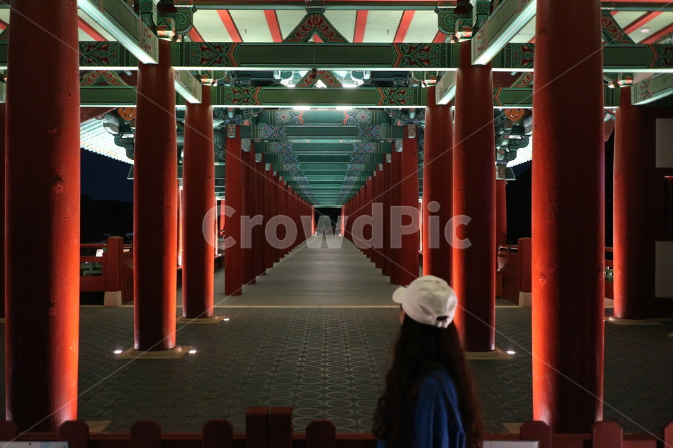 월정교,야경,경주,한옥,기와집,과거,역사,밤,풍경,nightscape,night,한국전통,traditional,korean,한국여자,여자뒷모습,뒷모습,herback,모자쓴여자