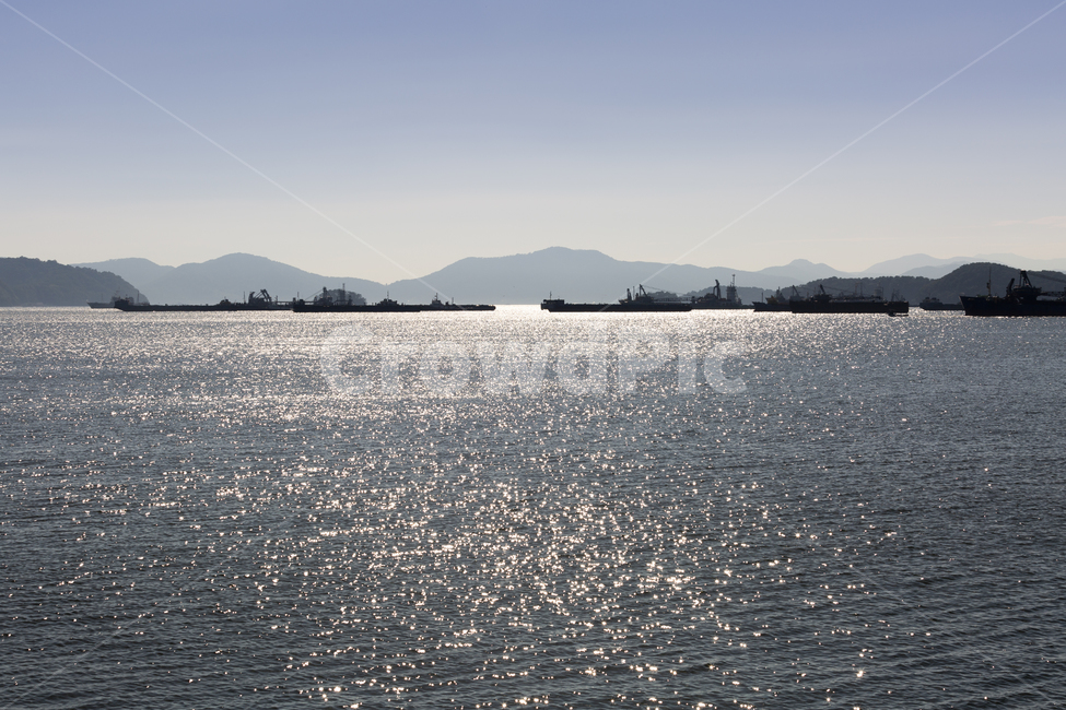바다,역광,배,반사,물결,빛,자연,풍경,nature,landscape,산업,industry,industrial,어업,fishery,fishing industry,land,땅,outdoors,옥외
