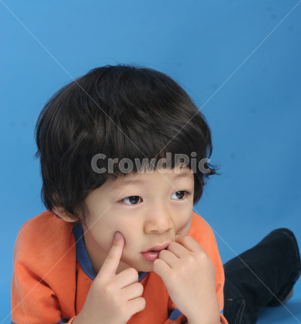 얼굴표정,남자아이,어린아이,미소,웃음,응시,관심,스마일,얼굴,사람,인물,인간,어린이,감정표현,수줍음,기분,kid,smile,human,boy,person,facial,expression,child,children,feeling,face,emotion,사람,인물,인간,human,person,얼굴표정,facial expression,face,어린이,어린아이,child,children,kid,감정표현,기분,feeling,emotion